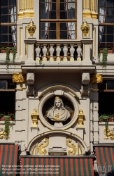 Viennaslide-05811112 Brüssel, Grand Place, Grote Markt, Maison du Roi, Broodhuis - Brussels, Grand Place, Grote Markt, Maison du Roi, Broodhuis (Bruxelles, Brussel) Grand-Place (frz. für ‚Großer Platz‘) bzw. Grote Markt (ndl. für ‚Großer Markt‘) ist der zentrale Platz der belgischen Hauptstadt Brüssel und eines ihrer Wahrzeichen. Nach der Zerstörung durch die Franzosen wurden die Zunft- bzw. Gildehäuser um 1698 in einem prächtigen Barockstil neu errichtet. Mit dem gotischen Rathaus und seiner geschlossenen barocken Fassadenfront gilt er als einer der schönsten Plätze Europas und wurde 1998 als Ensemble in die Liste des Weltkulturerbes der UNESCO aufgenommen.