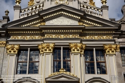 Viennaslide-05811113 Brüssel, Grand Place, Grote Markt, Maison du Roi, Broodhuis - Brussels, Grand Place, Grote Markt, Maison du Roi, Broodhuis (Bruxelles, Brussel) Grand-Place (frz. für ‚Großer Platz‘) bzw. Grote Markt (ndl. für ‚Großer Markt‘) ist der zentrale Platz der belgischen Hauptstadt Brüssel und eines ihrer Wahrzeichen. Nach der Zerstörung durch die Franzosen wurden die Zunft- bzw. Gildehäuser um 1698 in einem prächtigen Barockstil neu errichtet. Mit dem gotischen Rathaus und seiner geschlossenen barocken Fassadenfront gilt er als einer der schönsten Plätze Europas und wurde 1998 als Ensemble in die Liste des Weltkulturerbes der UNESCO aufgenommen.