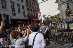 Viennaslide-05811304 Der Manneken Pis (brabantisch für „wasserlassendes Männlein“), auch le Petit Julien genannt, ist eine Brunnenfigur eines urinierenden Knaben. Sie ist eines der Wahrzeichen der belgischen Hauptstadt Brüssel.