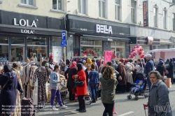 Viennaslide-05812807 Brüssel, Bruxelles, Molenbeek-Saint-Jean/Sint-Jans-Molenbeek; Die Bevölkerung von Molenbeek hat einen hohen Anteil vor allem von Einwanderern, von denen heute die meisten aus Marokko stammen. Seit dem 19. Jahrhundert ist sie Zielpunkt von Einwanderungsbewegungen. Ein großer Teil der Bevölkerung Molenbeeks sind Muslime, insbesondere in den östlichen Stadtvierteln nahe dem Kanal. Die Stadt erlangte in den letzten Jahren Bekanntheit als Herkunftsort oder vorübergehender Wohnort islamistischer Extremisten. Von hier aus baute Fouad Belkacem bis zu ihrem Verbot 2012 seine salafistisch-terroristische Bewegung Sharia4Belgium auf und rekrutierte IS-Kämpfer.
 - Brussels Molenbeek-Saint-Jean/Sint-Jans-Molenbeek