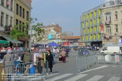 Viennaslide-05812812 Brüssel, Bruxelles, Molenbeek-Saint-Jean/Sint-Jans-Molenbeek; Die Bevölkerung von Molenbeek hat einen hohen Anteil vor allem von Einwanderern, von denen heute die meisten aus Marokko stammen. Seit dem 19. Jahrhundert ist sie Zielpunkt von Einwanderungsbewegungen. Ein großer Teil der Bevölkerung Molenbeeks sind Muslime, insbesondere in den östlichen Stadtvierteln nahe dem Kanal. Die Stadt erlangte in den letzten Jahren Bekanntheit als Herkunftsort oder vorübergehender Wohnort islamistischer Extremisten. Von hier aus baute Fouad Belkacem bis zu ihrem Verbot 2012 seine salafistisch-terroristische Bewegung Sharia4Belgium auf und rekrutierte IS-Kämpfer.
 - Brussels Molenbeek-Saint-Jean/Sint-Jans-Molenbeek