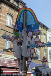 Viennaslide-05812816 Brüssel, Bruxelles, Molenbeek-Saint-Jean/Sint-Jans-Molenbeek; Die Bevölkerung von Molenbeek hat einen hohen Anteil vor allem von Einwanderern, von denen heute die meisten aus Marokko stammen. Seit dem 19. Jahrhundert ist sie Zielpunkt von Einwanderungsbewegungen. Ein großer Teil der Bevölkerung Molenbeeks sind Muslime, insbesondere in den östlichen Stadtvierteln nahe dem Kanal. Die Stadt erlangte in den letzten Jahren Bekanntheit als Herkunftsort oder vorübergehender Wohnort islamistischer Extremisten. Von hier aus baute Fouad Belkacem bis zu ihrem Verbot 2012 seine salafistisch-terroristische Bewegung Sharia4Belgium auf und rekrutierte IS-Kämpfer.
 - Brussels Molenbeek-Saint-Jean/Sint-Jans-Molenbeek