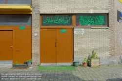 Viennaslide-05812821 Brüssel, Bruxelles, Molenbeek-Saint-Jean/Sint-Jans-Molenbeek; Die Bevölkerung von Molenbeek hat einen hohen Anteil vor allem von Einwanderern, von denen heute die meisten aus Marokko stammen. Seit dem 19. Jahrhundert ist sie Zielpunkt von Einwanderungsbewegungen. Ein großer Teil der Bevölkerung Molenbeeks sind Muslime, insbesondere in den östlichen Stadtvierteln nahe dem Kanal. Die Stadt erlangte in den letzten Jahren Bekanntheit als Herkunftsort oder vorübergehender Wohnort islamistischer Extremisten. Von hier aus baute Fouad Belkacem bis zu ihrem Verbot 2012 seine salafistisch-terroristische Bewegung Sharia4Belgium auf und rekrutierte IS-Kämpfer. - Brussels Molenbeek-Saint-Jean/Sint-Jans-Molenbeek