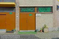 Viennaslide-05812821 Brüssel, Bruxelles, Molenbeek-Saint-Jean/Sint-Jans-Molenbeek; Die Bevölkerung von Molenbeek hat einen hohen Anteil vor allem von Einwanderern, von denen heute die meisten aus Marokko stammen. Seit dem 19. Jahrhundert ist sie Zielpunkt von Einwanderungsbewegungen. Ein großer Teil der Bevölkerung Molenbeeks sind Muslime, insbesondere in den östlichen Stadtvierteln nahe dem Kanal. Die Stadt erlangte in den letzten Jahren Bekanntheit als Herkunftsort oder vorübergehender Wohnort islamistischer Extremisten. Von hier aus baute Fouad Belkacem bis zu ihrem Verbot 2012 seine salafistisch-terroristische Bewegung Sharia4Belgium auf und rekrutierte IS-Kämpfer.
 - Brussels Molenbeek-Saint-Jean/Sint-Jans-Molenbeek