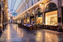 Viennaslide-05815102f Brüssel, Les Galeries Royales Saint-Hubert, Koninklijke Sint-Hubertusgalerijen
Die Galeries Royales Saint-Hubert (Niederländisch: Sint-Hubertusgalerij, auch Koninginnegalerij bzw. Galerie de la Reine) ist eine Ladenpassage in Brüssel, eröffnet 1847.