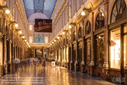 Viennaslide-05815104f Brüssel, Les Galeries Royales Saint-Hubert, Koninklijke Sint-Hubertusgalerijen
Die Galeries Royales Saint-Hubert (Niederländisch: Sint-Hubertusgalerij, auch Koninginnegalerij bzw. Galerie de la Reine) ist eine Ladenpassage in Brüssel, eröffnet 1847.