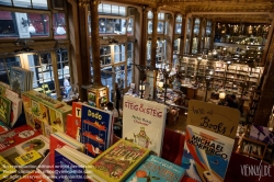 Viennaslide-05815109 Brüssel, Les Galeries Royales Saint-Hubert, Koninklijke Sint-Hubertusgalerijen
Die Galeries Royales Saint-Hubert (Niederländisch: Sint-Hubertusgalerij, auch Koninginnegalerij bzw. Galerie de la Reine) ist eine Ladenpassage in Brüssel, eröffnet 1847.