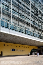 Viennaslide-05817103f Brüssel, Europaviertel, Europäische Kommission, Berlaymont-Gebäude
Das 1963 bis 1967 erbaute Berlaymont-Gebäude in Brüssel ist der Sitz der Europäischen Kommission. Es liegt am östlichen Rand der Stadt Brüssel an der rue de la Loi/Wetstraat.