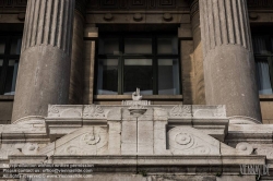 Viennaslide-05817722 Der Justizpalast von Brüssel (französisch Palais de Justice de Bruxelles, niederländisch Justitiepaleis van Brussel) ist das bedeutendste Gerichtsgebäude Belgiens. Es wurde zwischen 1866 und 1883 nach Plänen des Architekten Joseph Poelaert im Stil des Eklektizismus in der belgischen Hauptstadt Brüssel errichtet und war der größte Justizpalast des 19. Jahrhunderts.