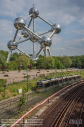 Viennaslide-05819105 Brüssel, Bruxelles, moderne Straßenbahn vor dem Atomium - Brussels, modern Street Car in Front of Atomium