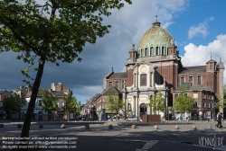 Viennaslide-05861101 Zentrum von Charleroi und Saint-Christophe-Kirche. Der Ursprung des Gebäudes geht auf das Jahr 1667 zurück , als die Franzosen, die gerade die Stadt eingenommen haben, eine St. Louis gewidmete Garnisonskapelle errichteten. Das Gebäude wurde 1956 von den Architekten Joseph André, Robert Puttemans und Charles Malcause stark umgebaut.