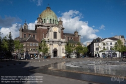 Viennaslide-05861106 Zentrum von Charleroi und Saint-Christophe-Kirche. Der Ursprung des Gebäudes geht auf das Jahr 1667 zurück , als die Franzosen, die gerade die Stadt eingenommen haben, eine St. Louis gewidmete Garnisonskapelle errichteten. Das Gebäude wurde 1956 von den Architekten Joseph André, Robert Puttemans und Charles Malcause stark umgebaut.