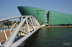 Viennaslide-05910178 Das NEMO ist ein Science Center in Amsterdam in der Nähe des Hauptbahnhofes. Das 1997 von Renzo Piano entworfene Gebäude steht auf den Fundamenten des IJtunnels. Es bildet den Eingang des Tunnels und wird – wohl beabsichtigt – oft mit einem Schiff verglichen. Das Dach des NEMO ist ein beliebter Treff- und Aussichtspunkt. Picknicke sind ausdrücklich erlaubt. Wenn sich nur wenige Besucher im Museum aufhalten, ist das Dach auch für Nichtbesucher geöffnet.