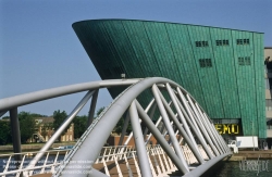 Viennaslide-05910179 Das NEMO ist ein Science Center in Amsterdam in der Nähe des Hauptbahnhofes. Das 1997 von Renzo Piano entworfene Gebäude steht auf den Fundamenten des IJtunnels. Es bildet den Eingang des Tunnels und wird – wohl beabsichtigt – oft mit einem Schiff verglichen. Das Dach des NEMO ist ein beliebter Treff- und Aussichtspunkt. Picknicke sind ausdrücklich erlaubt. Wenn sich nur wenige Besucher im Museum aufhalten, ist das Dach auch für Nichtbesucher geöffnet.