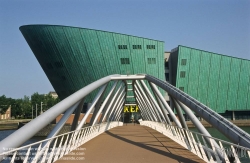 Viennaslide-05910180 Das NEMO ist ein Science Center in Amsterdam in der Nähe des Hauptbahnhofes. Das 1997 von Renzo Piano entworfene Gebäude steht auf den Fundamenten des IJtunnels. Es bildet den Eingang des Tunnels und wird – wohl beabsichtigt – oft mit einem Schiff verglichen. Das Dach des NEMO ist ein beliebter Treff- und Aussichtspunkt. Picknicke sind ausdrücklich erlaubt. Wenn sich nur wenige Besucher im Museum aufhalten, ist das Dach auch für Nichtbesucher geöffnet.