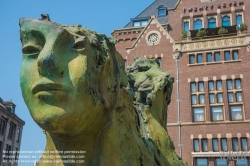 Viennaslide-05910266 Amsterdam, Rokin, Skulptur 'Two Faces'. Das Rokin ist ein Kanal und eine Hauptstraße im Zentrum von Amsterdam . Die Straße führt vom Muntplein- Platz zum Dam-Platz. Im Hintergrund das Börsengebäude.