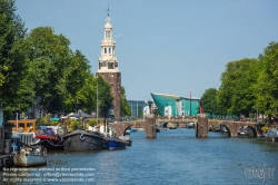 Viennaslide-05910267 Amsterdam, Oudeschans, Keizersbrug, im Hintergrund Montelbaanstoren und Musum Nemo. Montelbaanstoren ist ein historischer Turm in Amsterdam. Er wurde 1516 an der Oude Schans, die auch Montelbaansgracht genannt wird, erbaut und erfüllte im 16. Jahrhundert als Teil der mittelalterlichen Stadtmauer zunächst die Funktion eines Wartturms.