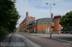 Viennaslide-05916001 Het Schip (deutsch Das Schiff) ist ein 1919 bis 1921 erbauter Wohnblock im Stadtviertel Spaarndammerbuurt im Amsterdamer Stadtbezirk West. Das von dem Architekten Michel de Klerk geplante Gebäude, das aufgrund seiner außergewöhnlichen Form seinen Namen erhielt, gilt als eines der bedeutendsten Beispiele der expressionistischen Amsterdamer Schule. In dem Haus befinden sich 102 Wohnungen, eine Grundschule sowie ein ehemaliges Postamt. In dessen Räumlichkeiten ist seit 2001 das Museum Het Schip untergebracht, das der Amsterdamer Schule und dem Gebäude gewidmet ist.