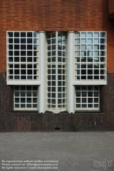 Viennaslide-05916002 Het Schip (deutsch Das Schiff) ist ein 1919 bis 1921 erbauter Wohnblock im Stadtviertel Spaarndammerbuurt im Amsterdamer Stadtbezirk West. Das von dem Architekten Michel de Klerk geplante Gebäude, das aufgrund seiner außergewöhnlichen Form seinen Namen erhielt, gilt als eines der bedeutendsten Beispiele der expressionistischen Amsterdamer Schule. In dem Haus befinden sich 102 Wohnungen, eine Grundschule sowie ein ehemaliges Postamt. In dessen Räumlichkeiten ist seit 2001 das Museum Het Schip untergebracht, das der Amsterdamer Schule und dem Gebäude gewidmet ist.