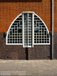 Viennaslide-05916008 Het Schip (deutsch Das Schiff) ist ein 1919 bis 1921 erbauter Wohnblock im Stadtviertel Spaarndammerbuurt im Amsterdamer Stadtbezirk West. Das von dem Architekten Michel de Klerk geplante Gebäude, das aufgrund seiner außergewöhnlichen Form seinen Namen erhielt, gilt als eines der bedeutendsten Beispiele der expressionistischen Amsterdamer Schule. In dem Haus befinden sich 102 Wohnungen, eine Grundschule sowie ein ehemaliges Postamt. In dessen Räumlichkeiten ist seit 2001 das Museum Het Schip untergebracht, das der Amsterdamer Schule und dem Gebäude gewidmet ist.