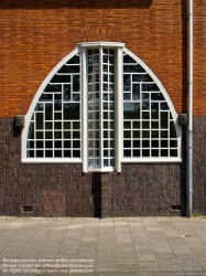 Viennaslide-05916008 Het Schip (deutsch Das Schiff) ist ein 1919 bis 1921 erbauter Wohnblock im Stadtviertel Spaarndammerbuurt im Amsterdamer Stadtbezirk West. Das von dem Architekten Michel de Klerk geplante Gebäude, das aufgrund seiner außergewöhnlichen Form seinen Namen erhielt, gilt als eines der bedeutendsten Beispiele der expressionistischen Amsterdamer Schule. In dem Haus befinden sich 102 Wohnungen, eine Grundschule sowie ein ehemaliges Postamt. In dessen Räumlichkeiten ist seit 2001 das Museum Het Schip untergebracht, das der Amsterdamer Schule und dem Gebäude gewidmet ist.