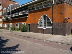 Viennaslide-05916011 Het Schip (deutsch Das Schiff) ist ein 1919 bis 1921 erbauter Wohnblock im Stadtviertel Spaarndammerbuurt im Amsterdamer Stadtbezirk West. Das von dem Architekten Michel de Klerk geplante Gebäude, das aufgrund seiner außergewöhnlichen Form seinen Namen erhielt, gilt als eines der bedeutendsten Beispiele der expressionistischen Amsterdamer Schule. In dem Haus befinden sich 102 Wohnungen, eine Grundschule sowie ein ehemaliges Postamt. In dessen Räumlichkeiten ist seit 2001 das Museum Het Schip untergebracht, das der Amsterdamer Schule und dem Gebäude gewidmet ist.