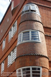 Viennaslide-05916021 Het Schip (deutsch Das Schiff) ist ein 1919 bis 1921 erbauter Wohnblock im Stadtviertel Spaarndammerbuurt im Amsterdamer Stadtbezirk West. Das von dem Architekten Michel de Klerk geplante Gebäude, das aufgrund seiner außergewöhnlichen Form seinen Namen erhielt, gilt als eines der bedeutendsten Beispiele der expressionistischen Amsterdamer Schule. In dem Haus befinden sich 102 Wohnungen, eine Grundschule sowie ein ehemaliges Postamt. In dessen Räumlichkeiten ist seit 2001 das Museum Het Schip untergebracht, das der Amsterdamer Schule und dem Gebäude gewidmet ist.