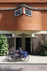 Viennaslide-05916023 Het Schip (deutsch Das Schiff) ist ein 1919 bis 1921 erbauter Wohnblock im Stadtviertel Spaarndammerbuurt im Amsterdamer Stadtbezirk West. Das von dem Architekten Michel de Klerk geplante Gebäude, das aufgrund seiner außergewöhnlichen Form seinen Namen erhielt, gilt als eines der bedeutendsten Beispiele der expressionistischen Amsterdamer Schule. In dem Haus befinden sich 102 Wohnungen, eine Grundschule sowie ein ehemaliges Postamt. In dessen Räumlichkeiten ist seit 2001 das Museum Het Schip untergebracht, das der Amsterdamer Schule und dem Gebäude gewidmet ist.