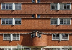 Viennaslide-05916024 Het Schip (deutsch Das Schiff) ist ein 1919 bis 1921 erbauter Wohnblock im Stadtviertel Spaarndammerbuurt im Amsterdamer Stadtbezirk West. Das von dem Architekten Michel de Klerk geplante Gebäude, das aufgrund seiner außergewöhnlichen Form seinen Namen erhielt, gilt als eines der bedeutendsten Beispiele der expressionistischen Amsterdamer Schule. In dem Haus befinden sich 102 Wohnungen, eine Grundschule sowie ein ehemaliges Postamt. In dessen Räumlichkeiten ist seit 2001 das Museum Het Schip untergebracht, das der Amsterdamer Schule und dem Gebäude gewidmet ist.