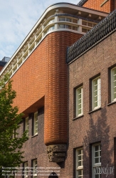 Viennaslide-05916082 Het Schip (deutsch Das Schiff) ist ein 1919 bis 1921 erbauter Wohnblock im Stadtviertel Spaarndammerbuurt im Amsterdamer Stadtbezirk West. Das von dem Architekten Michel de Klerk geplante Gebäude, das aufgrund seiner außergewöhnlichen Form seinen Namen erhielt, gilt als eines der bedeutendsten Beispiele der expressionistischen Amsterdamer Schule. In dem Haus befinden sich 102 Wohnungen, eine Grundschule sowie ein ehemaliges Postamt. In dessen Räumlichkeiten ist seit 2001 das Museum Het Schip untergebracht, das der Amsterdamer Schule und dem Gebäude gewidmet ist.
