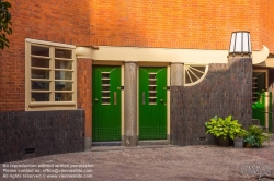 Viennaslide-05916085 Het Schip (deutsch Das Schiff) ist ein 1919 bis 1921 erbauter Wohnblock im Stadtviertel Spaarndammerbuurt im Amsterdamer Stadtbezirk West. Das von dem Architekten Michel de Klerk geplante Gebäude, das aufgrund seiner außergewöhnlichen Form seinen Namen erhielt, gilt als eines der bedeutendsten Beispiele der expressionistischen Amsterdamer Schule. In dem Haus befinden sich 102 Wohnungen, eine Grundschule sowie ein ehemaliges Postamt. In dessen Räumlichkeiten ist seit 2001 das Museum Het Schip untergebracht, das der Amsterdamer Schule und dem Gebäude gewidmet ist.
