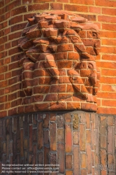 Viennaslide-05916088 Het Schip (deutsch Das Schiff) ist ein 1919 bis 1921 erbauter Wohnblock im Stadtviertel Spaarndammerbuurt im Amsterdamer Stadtbezirk West. Das von dem Architekten Michel de Klerk geplante Gebäude, das aufgrund seiner außergewöhnlichen Form seinen Namen erhielt, gilt als eines der bedeutendsten Beispiele der expressionistischen Amsterdamer Schule. In dem Haus befinden sich 102 Wohnungen, eine Grundschule sowie ein ehemaliges Postamt. In dessen Räumlichkeiten ist seit 2001 das Museum Het Schip untergebracht, das der Amsterdamer Schule und dem Gebäude gewidmet ist.