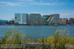 Viennaslide-05918312 IJdock ist eine Halbinsel, die 2011 in den IJ am Westerdoksdijk hinter dem Hauptbahnhof in Amsterdam gebaut wurde. Die dicht bebaute Insel umfasst das Gericht (Justizpalast), Büros der KLPD, einen Hafen und ein Hotel.