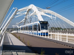 Viennaslide-05922603 Die Enneüs Heerma- Brücke (Brückennummer 2001 in der Amsterdamer Nummerierung) verbindet das Zeeburgereiland mit dem Steigereiland im Amsterdamer Stadtteil Zeeburg . Die Brücke ist nach dem Politiker Enneüs Heerma ( 1944 - 1999 ) benannt.
Es ist die erste fertiggestellte Brücke in IJburg und wurde 2001 eröffnet . Die Brücke bildet das wichtigste Tor nach IJburg und wird seit 2005 von der IJtram genutzt . Die Brücke wurde im Jahr 2000 platziert und ist ein Entwurf des englischen Architekten Nicholas Grimshaw . Die beiden großen Spannweiten sind jeweils 75 Meter lang. Es ist eine der größten Brücken in Amsterdam.