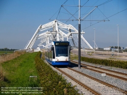 Viennaslide-05922604 Die Enneüs Heerma- Brücke (Brückennummer 2001 in der Amsterdamer Nummerierung) verbindet das Zeeburgereiland mit dem Steigereiland im Amsterdamer Stadtteil Zeeburg . Die Brücke ist nach dem Politiker Enneüs Heerma ( 1944 - 1999 ) benannt.
Es ist die erste fertiggestellte Brücke in IJburg und wurde 2001 eröffnet . Die Brücke bildet das wichtigste Tor nach IJburg und wird seit 2005 von der IJtram genutzt . Die Brücke wurde im Jahr 2000 platziert und ist ein Entwurf des englischen Architekten Nicholas Grimshaw . Die beiden großen Spannweiten sind jeweils 75 Meter lang. Es ist eine der größten Brücken in Amsterdam.