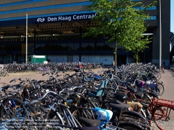 Viennaslide-05930016 Den Haag, Fahrräder vor dem Bahnhof Den Haag Central