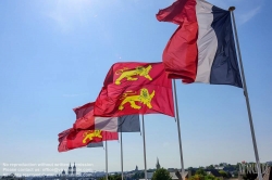 Viennaslide-05215105 Die Flaggen von Frankreich und der Normandie am Schloss von Caen - Flags of France an Normandie at the Castle of Caen