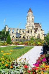 Viennaslide-05215116 Die Kirche Saint-Étienne-le-Vieux (Alte Stephanskirche) ist eine ehemalige römisch-katholische Kirche, die heute teilweise zerstört ist und sich in der Altstadt von Caen, Calvados, Frankreich, befindet.