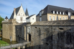 Viennaslide-05221022 Das Schloss Nantes, in Frankreich Château des ducs de Bretagne (deutsch: Schloss der Herzöge der Bretagne) genannt, ist eine weitläufige und stark befestigte Schlossanlage in Nantes, am rechten Ufer der Loire, die den Burggraben mit Wasser versorgte. Sie war ab dem 13. Jahrhundert die Residenz der bretonischen Herzöge und wurde im 16. Jahrhundert zur Residenz der französischen Könige in der Bretagne. 1840 wurde das Schloss als Monument historique unter Denkmalschutz gestellt.