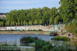 Viennaslide-05221031 Die Erdre ist ein Fluss in Frankreich, der in der Region Pays de la Loire verläuft. Sie mündet im Stadtgebiet von Nantes als rechter Nebenfluss in einen Nebenarm der Loire (Bras de la Madeleine). In diesem Abschnitt ist sie auch Teil des Canal de Nantes à Brest, der heute jedoch nur mehr touristisch genutzt wird. Auf ihrem Weg durchquert die Erdre die Départements Maine-et-Loire und Loire-Atlantique.