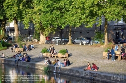 Viennaslide-05221034 Die Erdre ist ein Fluss in Frankreich, der in der Region Pays de la Loire verläuft. Sie mündet im Stadtgebiet von Nantes als rechter Nebenfluss in einen Nebenarm der Loire (Bras de la Madeleine). In diesem Abschnitt ist sie auch Teil des Canal de Nantes à Brest, der heute jedoch nur mehr touristisch genutzt wird. Auf ihrem Weg durchquert die Erdre die Départements Maine-et-Loire und Loire-Atlantique.