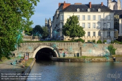 Viennaslide-05221039 Die Erdre ist ein Fluss in Frankreich, der in der Region Pays de la Loire verläuft. Sie mündet im Stadtgebiet von Nantes als rechter Nebenfluss in einen Nebenarm der Loire (Bras de la Madeleine). In diesem Abschnitt ist sie auch Teil des Canal de Nantes à Brest, der heute jedoch nur mehr touristisch genutzt wird. Auf ihrem Weg durchquert die Erdre die Départements Maine-et-Loire und Loire-Atlantique.