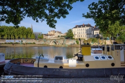 Viennaslide-05221040 Die Erdre ist ein Fluss in Frankreich, der in der Region Pays de la Loire verläuft. Sie mündet im Stadtgebiet von Nantes als rechter Nebenfluss in einen Nebenarm der Loire (Bras de la Madeleine). In diesem Abschnitt ist sie auch Teil des Canal de Nantes à Brest, der heute jedoch nur mehr touristisch genutzt wird. Auf ihrem Weg durchquert die Erdre die Départements Maine-et-Loire und Loire-Atlantique.