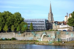 Viennaslide-05221041 Die Erdre ist ein Fluss in Frankreich, der in der Region Pays de la Loire verläuft. Sie mündet im Stadtgebiet von Nantes als rechter Nebenfluss in einen Nebenarm der Loire (Bras de la Madeleine). In diesem Abschnitt ist sie auch Teil des Canal de Nantes à Brest, der heute jedoch nur mehr touristisch genutzt wird. Auf ihrem Weg durchquert die Erdre die Départements Maine-et-Loire und Loire-Atlantique.