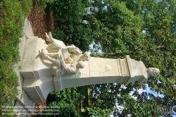 Viennaslide-05221309 Nantes, Jardin des Plantes, Denkmal Jules Verne
Künstler BAREAU, Architekt OLLIVIER Félix, 1910
Das Sockel und die Gruppe bestehen aus Chauvigny-Stein. Hinter den beiden Kindern, die die 'Außergewöhnlichen Reisen' lesen, stellte der Bildhauer Szenen im Flachrelief dar, die an das Universum der Romane von Jules Verne erinnerten: ein Mondgebiet, ein Ballon, ein Zug, der an einem Viadukt in der Nähe eines Vulkans vorbeifuhr. eine Segelschiff.