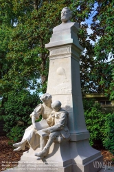 Viennaslide-05221311 Nantes, Jardin des Plantes, Denkmal Jules Verne
Künstler BAREAU, Architekt OLLIVIER Félix, 1910
Das Sockel und die Gruppe bestehen aus Chauvigny-Stein. Hinter den beiden Kindern, die die 'Außergewöhnlichen Reisen' lesen, stellte der Bildhauer Szenen im Flachrelief dar, die an das Universum der Romane von Jules Verne erinnerten: ein Mondgebiet, ein Ballon, ein Zug, der an einem Viadukt in der Nähe eines Vulkans vorbeifuhr. eine Segelschiff.