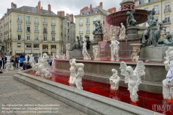 Viennaslide-05221405 Le Voyage à Nantes ist ein Sommerkulturprogramm, die Stadt wird mit Kunstobjekten, Kulturveranstaltungen und witzigen Interventionen ausgestattet. Eine grüne Linie am Boden verbindet alle Orte.