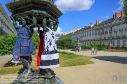 Viennaslide-05221449 Nantes, Wallace-Brunnen, Brunnenfiguren mit lustiger Bekleidung- Nantes, Wallace-Fountain