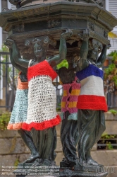 Viennaslide-05221450 Nantes, Wallace-Brunnen, Brunnenfiguren mit lustiger Bekleidung- Nantes, Wallace-Fountain