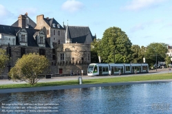 Viennaslide-05221811 Nantes, Tramway bei Duchesse Anne, Chateau des Ducs de Bretagne, vorne Mirroir d'Eau